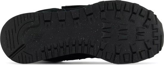 Zool van een zwarte New Balance sneaker met een profiel voor grip.