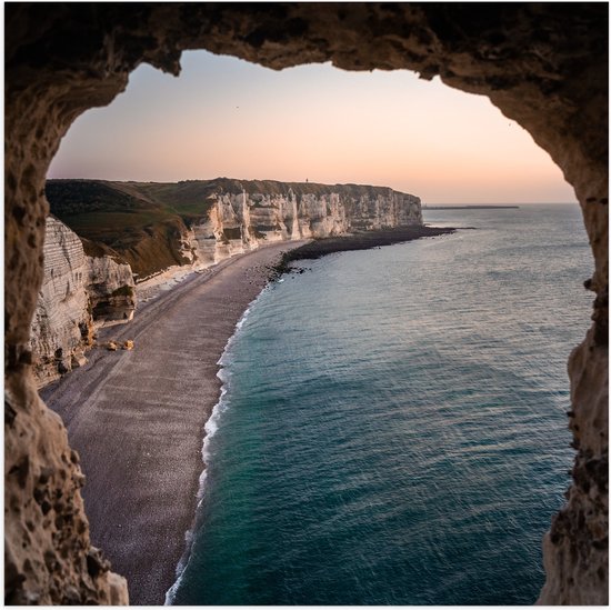 WallClassics - Poster Glanzend – Doorkijkje naar Strand - 80x80 cm Foto op Posterpapier met Glanzende Afwerking