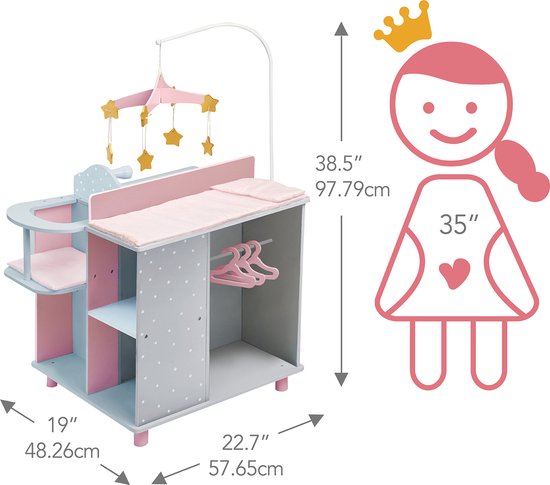 Grijs poppencommode met roze en blauwe vakken, witte stippen. Afmetingen: 97.79cm hoog, 57.65cm breed, 48.26cm diep. Afbeelding van een meisje.