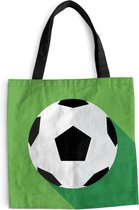 MuchoWow® Schoudertas - Strandtas - Big Shopper - Boodschappentas - Een illustratie van een voetbal op een groene achtergrond - Jongens - Meisjes - Kinderen - 45x45 cm - Katoenen tas