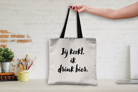 MuchoWow® Schoudertas - Strandtas - Big Shopper - Boodschappentas - Quote - Taupe - Jij kookt, ik drink bier - 45x45 cm - Katoenen tas