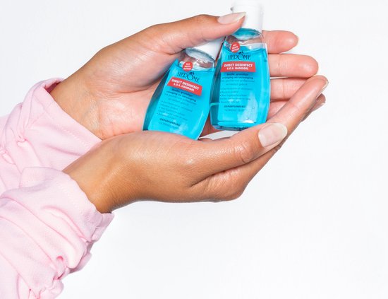Twee flesjes Herome Direct Desinfect S.O.S. Handgel met blauwe vloeistof in handen.