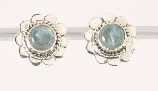 Fijne bewerkte zilveren oorstekers met blauwe apatiet