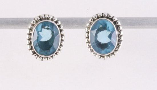 Bewerkte zilveren oorstekers met blauwe topaas