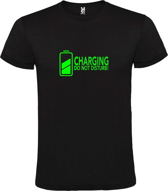 Zwart T-Shirt met “ Charging / Do NOT Disturb “ afbeelding Neon Groen Size XXXXXL