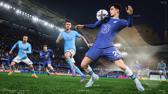 Een Chelsea-speler in blauw shirt met nummer 29 controleert de bal met zijn hoofd, Manchester City-spelers in de buurt.