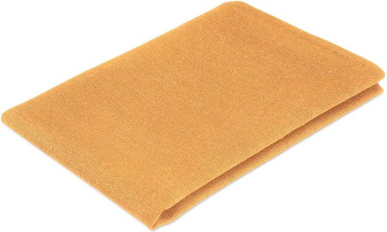 Gevouwen okergele stoffen servet op een witte achtergrond, op de zijkant.