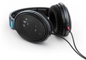 Grijze Sennheiser HD 600 koptelefoon met zwarte oorschelpen en een rode kabelaansluiting.