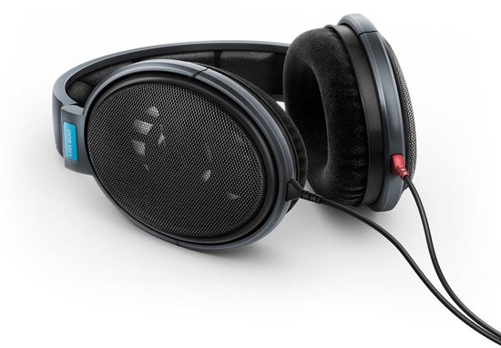 Grijze Sennheiser HD 600 koptelefoon met zwarte oorschelpen en een rode kabelaansluiting.