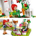 LEGO Friends café-scène met figuren die groenten oogsten en aan tafel zitten.
