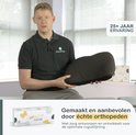 Man houdt ergonomische rugsteun vast, '25+ jaar ervaring' vermeld.