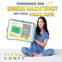Vrolijke vrouw met een groen ergonomisch kussen in verpakking. De verpakking vermeldt 'Aromatherapie Pepermunt'.