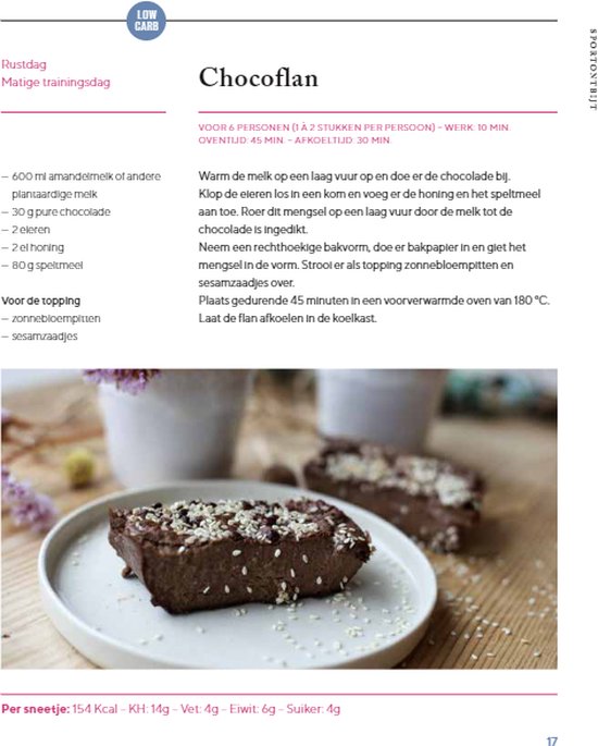 Chocoflan dessert op een grijs bord, bestrooid met sesamzaadjes en zonnebloempitjes.