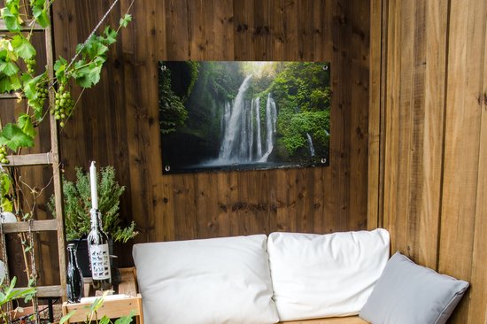 Tuinposter 90x60 cm - Tuindecoratie Waterval in de jungle van het Nationaal park Gunung Rinjani op Lombok - Poster voor in de tuin - Buiten decoratie - Schutting tuinschilderij - Tuindoek muurdecoratie - Wanddecoratie balkondoek