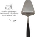 RVS kaasschaaf met zwart handvat en vaatwasserbestendig logo.