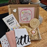 Happy Bebie | Baby | Giftbox | Meisje | Rammelaar | Milestone Cards | Spuugdoekje | Kraamcadeau | Babyshower