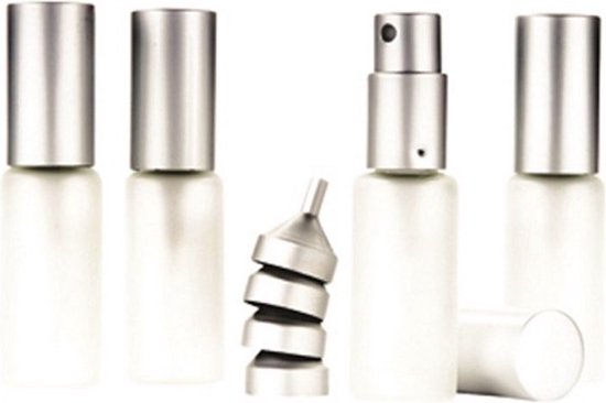 Set van vier matglazen 10ml verstuivers met matzilveren doppen, met een matzilveren trechtertje.