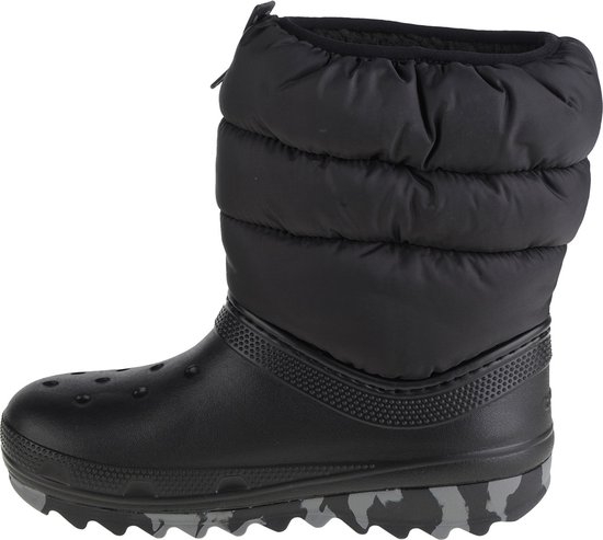 Zwarte Crocs kinder sneeuwlaars met gewatteerde schacht en camouflagezool.