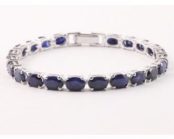 Zilveren tennisarmband met blauwe saffier - lengte 17 cm.