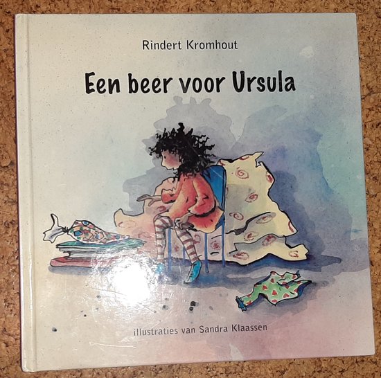 Een meisje met krulhaar en gestreepte kousen zit op een stoel. Boeken en een draak.