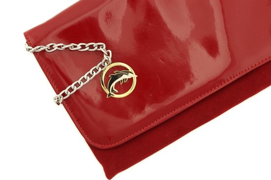 Gouden ketting met dolfijnbedel aan een rode glanzende clutch.