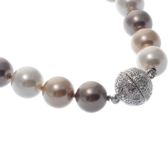 Close-up van een parelketting met een zilverkleurige, bewerkte magneetsluiting en diverse bruin-, grijs- en crèmekleurige parels.