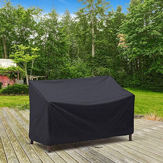 Housse noire pour un banc de jardin deux places sur une terrasse en bois.