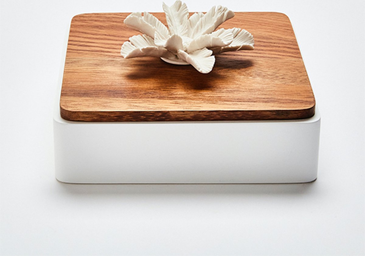 Anoq, LUXOR-XL | Decoratieve houten kist versierd met een porseleinen palmbloem als geurdispenser