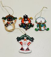 Kerst hangers/koelkastmagneten - Set van 4 stuks - Kerstman/Sneeuwpop - Polyresin - hoogte 9 x 8 x 1 cm - Kerstdecoratie - Woondecoratie - Woonaccessoires