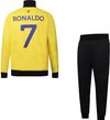 Gele trainingsjas met 'RONALDO 7' op de rug en zwarte trainingsbroek.