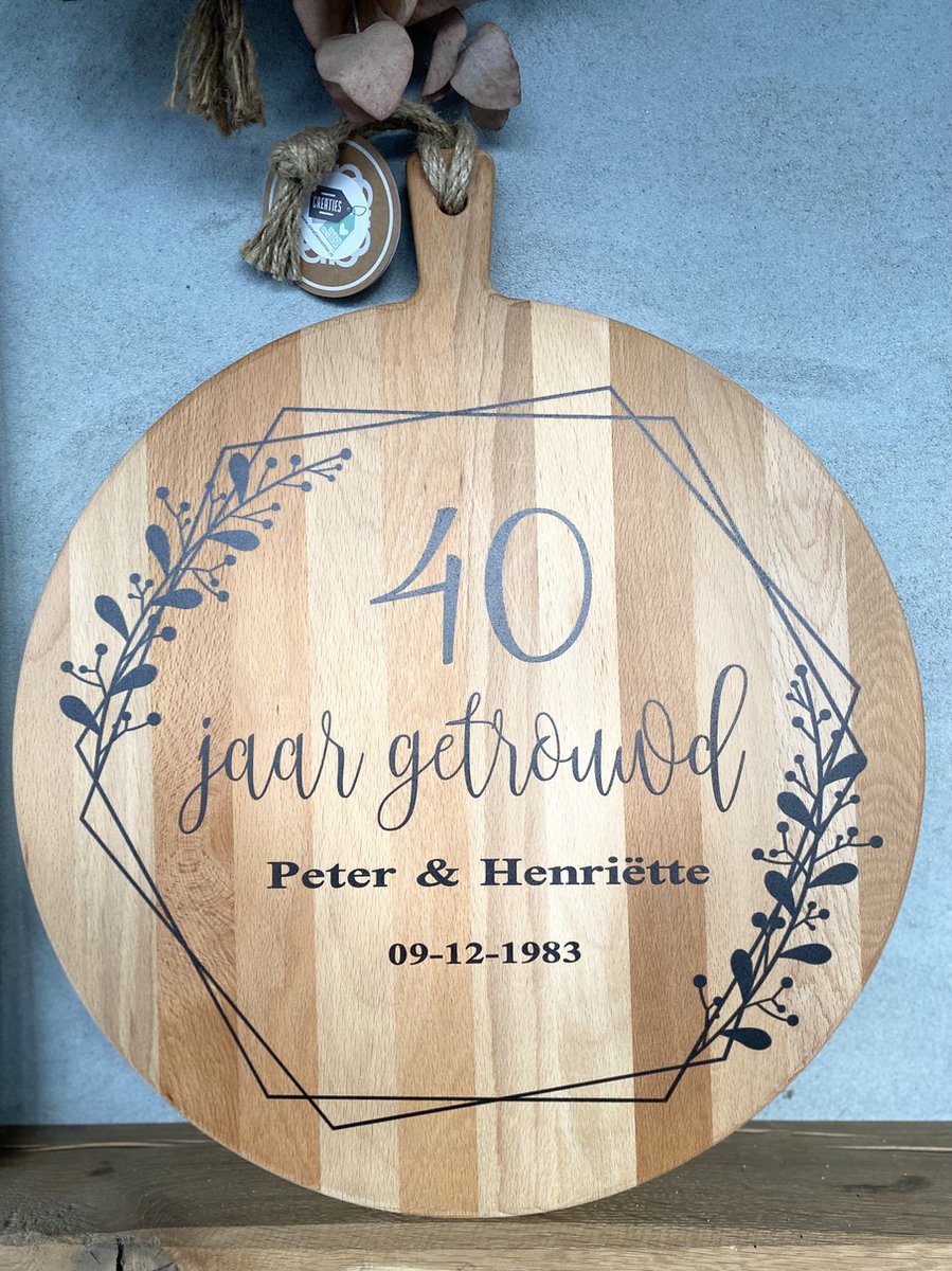 Creaties van Hier - serveerplank - 40 jaar getrouwd (rand tak hart) - 40 cm - gepersonaliseerd cadeau - hout