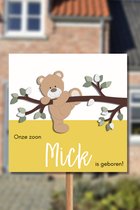 Welkomukkie.nl - geboortebord buiten - klauterend beertje - okergeel - 60x60cm - gratis eigen tekst en naam - babybord
