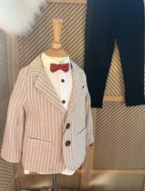 luxe jongens kostuum-kinderpak- kinderkostuum-4 delige set - beige wit gestreepte blazer, witte hemd, zwarte kostuumbroek ,camelrode vlinderstrik -bruidsjonkers-bruiloft-feest-verjaardag-fotoshoot-maat 80 (12-18 maanden)