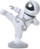 BRUBAKER Decoratieve figuur astronaut in karate pose - High Kick - 19 cm Spaceman ruimtefiguur met verchroomde helm - handbeschilderd modern ruimtevaartbeeld - zilver en wit