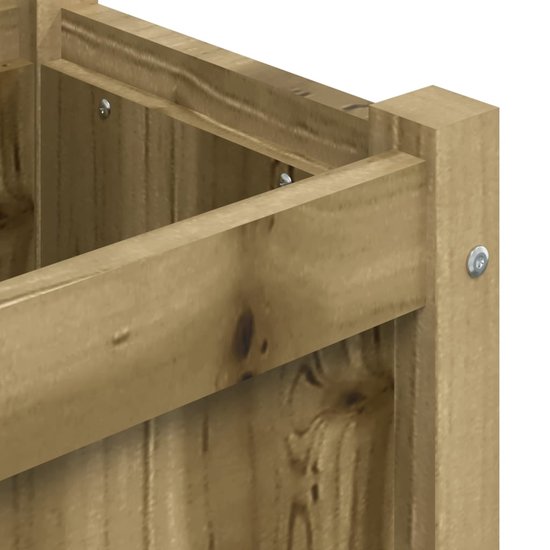 Détail du bord supérieur d'une jardinière en bois brun clair.