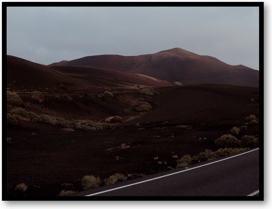Rustende Reuzen - Lanzarote's Natuurlijke Monumenten - Eenvoud van de Elementen - Fotoposter 40x30 met Lijst