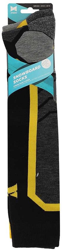 Emballage de deux paires de chaussettes de snowboard noires, jaunes et grises. L'emballage indique "SNOWBOARD SOCKS".