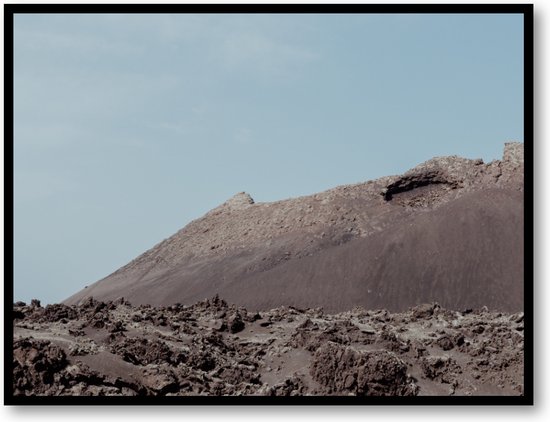 Sereen Vulkanisch Canvas - Lanzarote's Stille Pracht - Minimalistisch Vulkanisch - Fotoposter 40x30 met Lijst