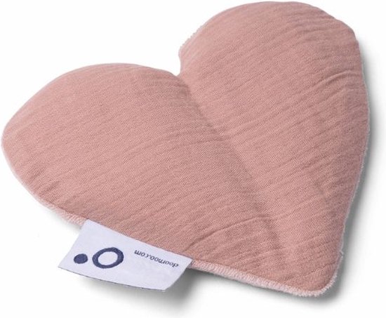 Roze hartvormig kussen met een label met 'doomoo'.