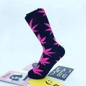 New Age Devi - Stijlvolle sokken met wiet-print: ~Cannabis~ ~Hemp Leaf~ ~Skate~ ~Rasta~ ~Hennep~ ~Wietsokken~ ~Wiet Grinder~ ~Feest~ ~Zwart/Roze~