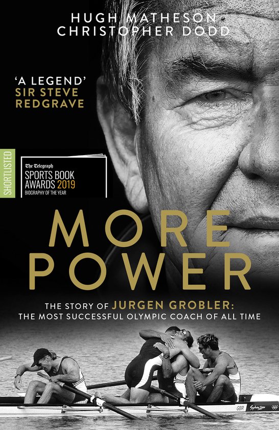 Boek 'More Power' over Jurgen Grobler. Een close-up van een man, met roeiers in een boot.