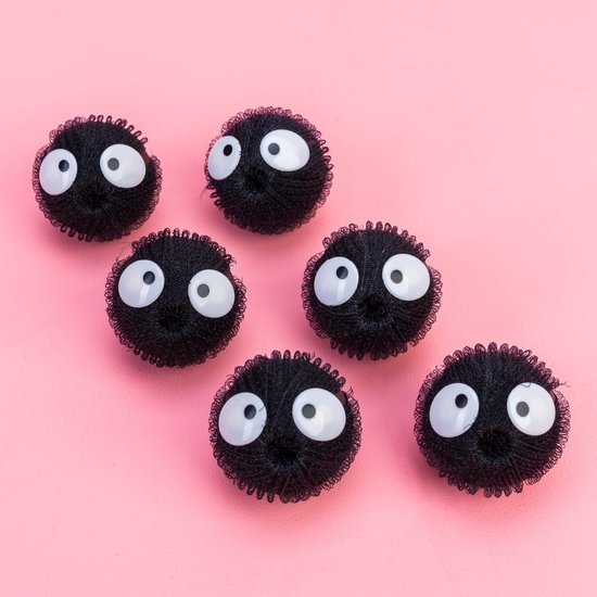 Six boules de lavage noires et moelleuses avec de grands yeux blancs sur fond rose.