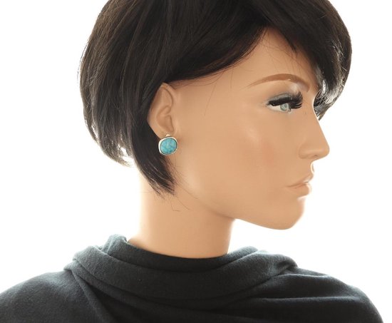 Mannequin portant des clips d'oreilles argentées avec des pierres bleues carrées.