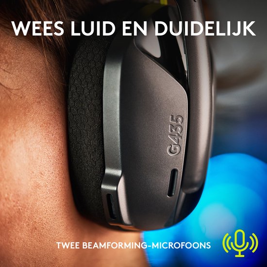 Gros plan du casque G435 noir sur l'oreille, avec deux micros beamforming.