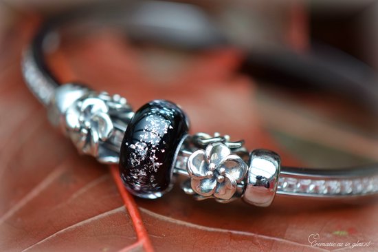 Urn-Gedenk Dames Armband rvs zilver Bangle maat M (dia 59mm)-Crematie-as Glasbedel Zilver glinstering én 2 x 925 Zilver Bloem bedels - 2 rvs Stoppers- Armband Voor Dames-Herinneringssieraad-Assieraad-As verwerking in glas-Herdenkingssieraad-Asarmband