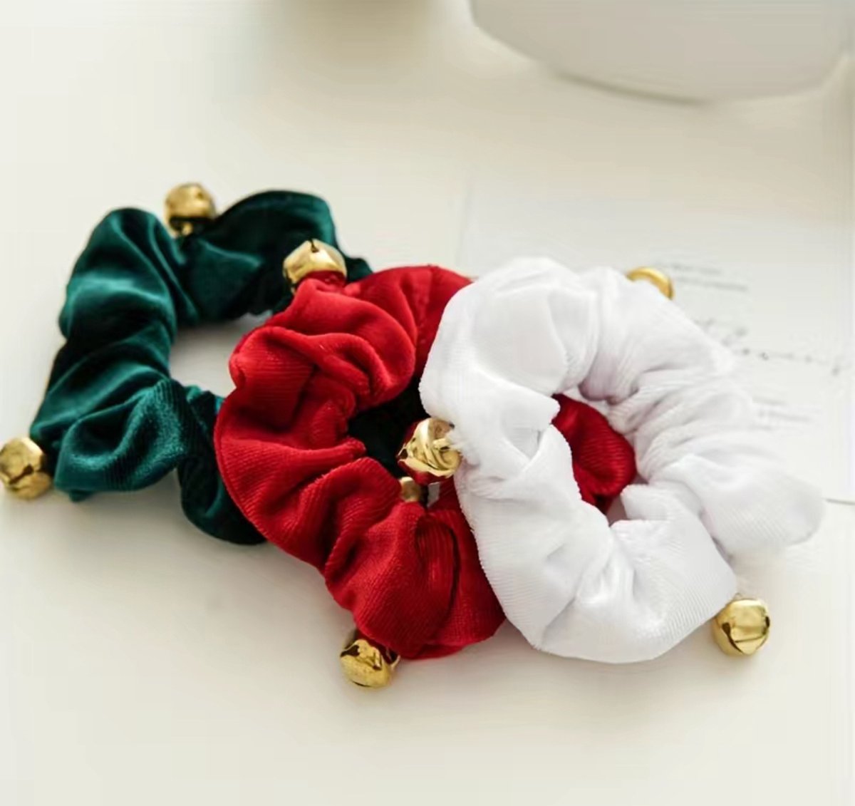 Kerst scrunchies 3 stuks in de kleuren rood wit en groen met belletjes/ haaraccessoires kerst/ leuk als kerstcadeau