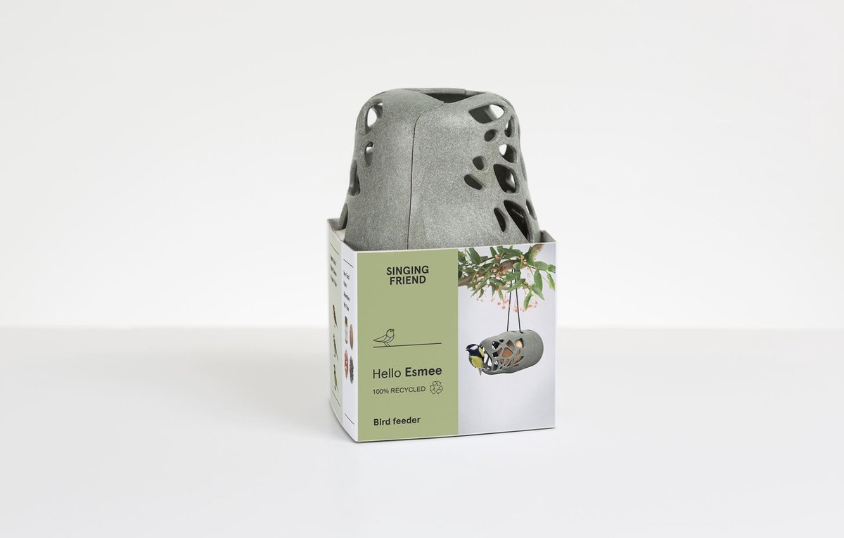 Singing Friends vogelvoederhuisje Esmee met 2 potten vogelpindakaas - Wintervoer pakket - 2x 300GR pindakaas (1x met stukjes noot en 1x met bosvruchten) - 100% gerecycleerde Bird Feeder voor kleine vogels