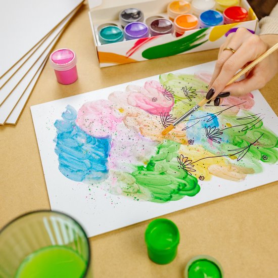Hand schildert een aquarel met bloemen in groen, roze, blauw, met glitters en zwarte details.