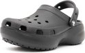 Zwarte Crocs klomp met plateauzool, schuine aanzicht van de zijkant.
