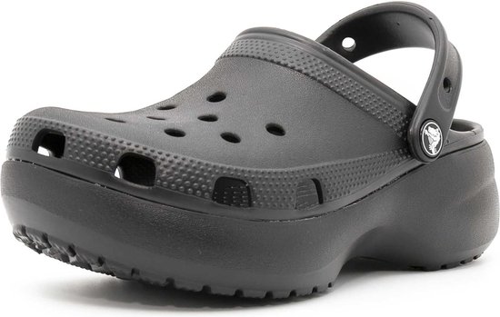 Zwarte Crocs klomp met plateauzool, schuine aanzicht van de zijkant.